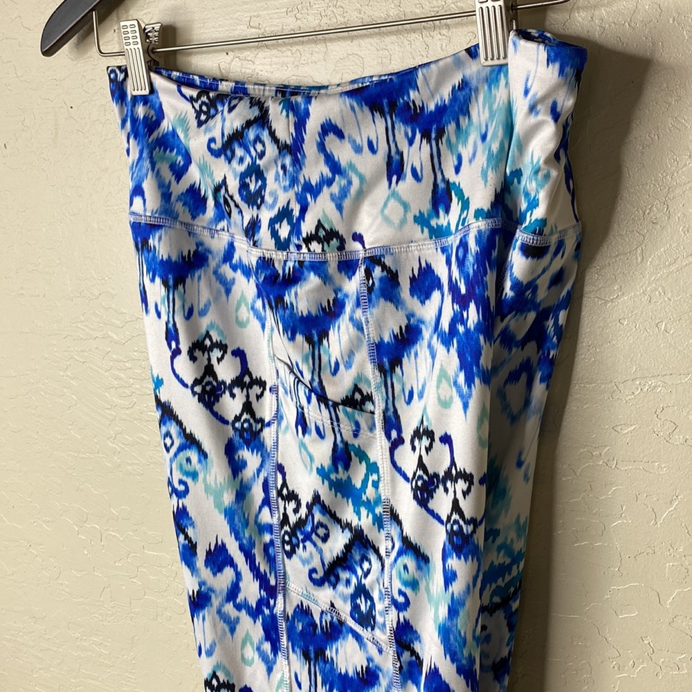 Cali Active Leggings w meadow pockets and inside hidden pocket - Picture 6 of 6